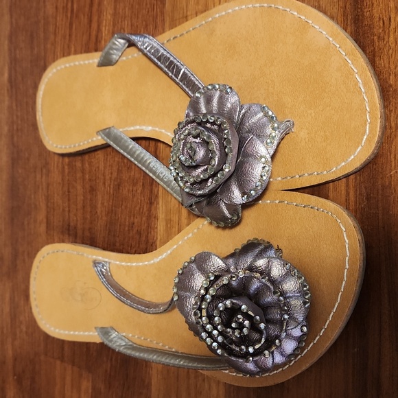 💙 10 for $20 flower flip flops - Picture 1 of 4